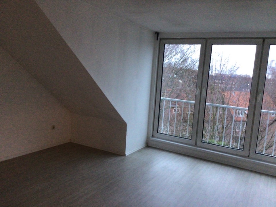 Sie suchen zum 14.07.2026 eine sanierte 2-Zi-Whg mit Dachschrägen und großer Fensterfront? - Photo 4