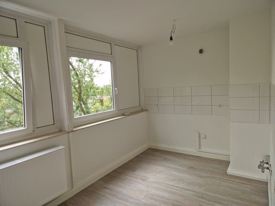 Die gefällt mir: günstig geschnittene und renovierte 2-Zimmer-Wohnung mit Balkon! - Foto 1