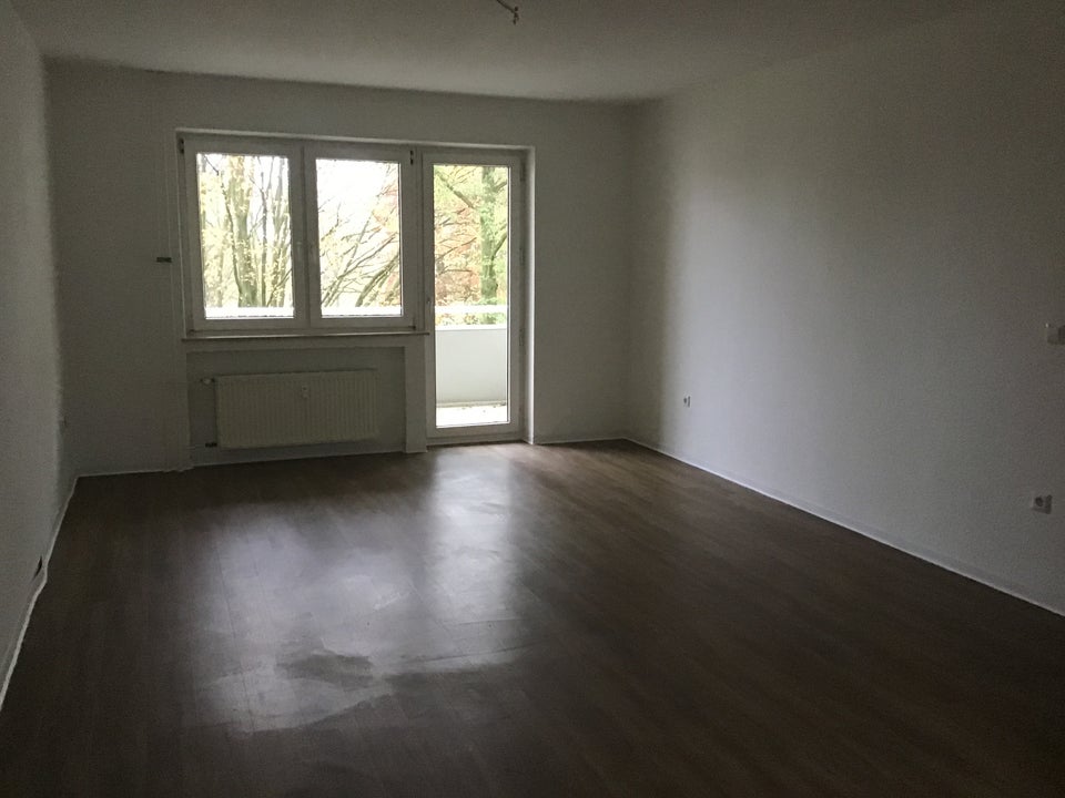 Zeitgemäße 3-Raum-Wohnung mit sonnigem Balkon in modernisiertem Gebäude! - Foto 1
