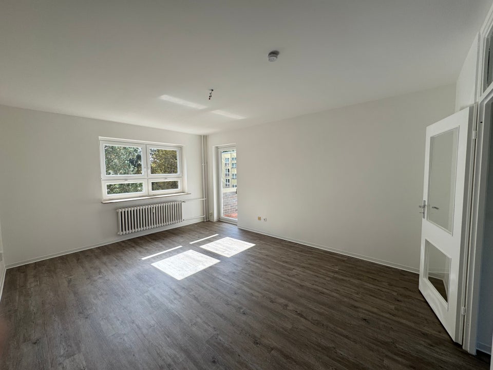 Vollständig modernisierte 4-Zimmer-Wohnung mit Balkon, Aufzug und Gäste-WC – in Berlin-Lichtenrade - Foto 1