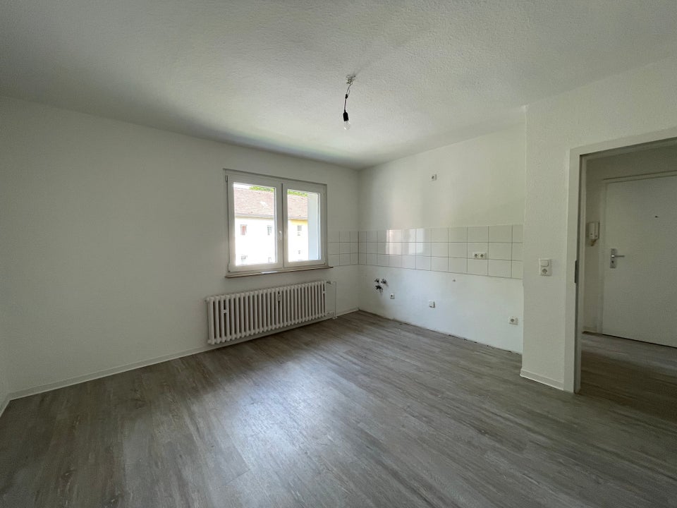 Preisgünstige und individuelle 2,5-Zimmer-Wohnung mit großem Balkon - Foto 1
