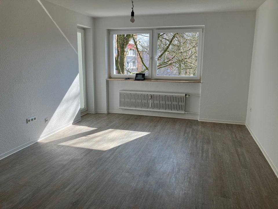 schöne 3-Zimmer-Wohnung mit Wand und Bodenbelag - Photo 2