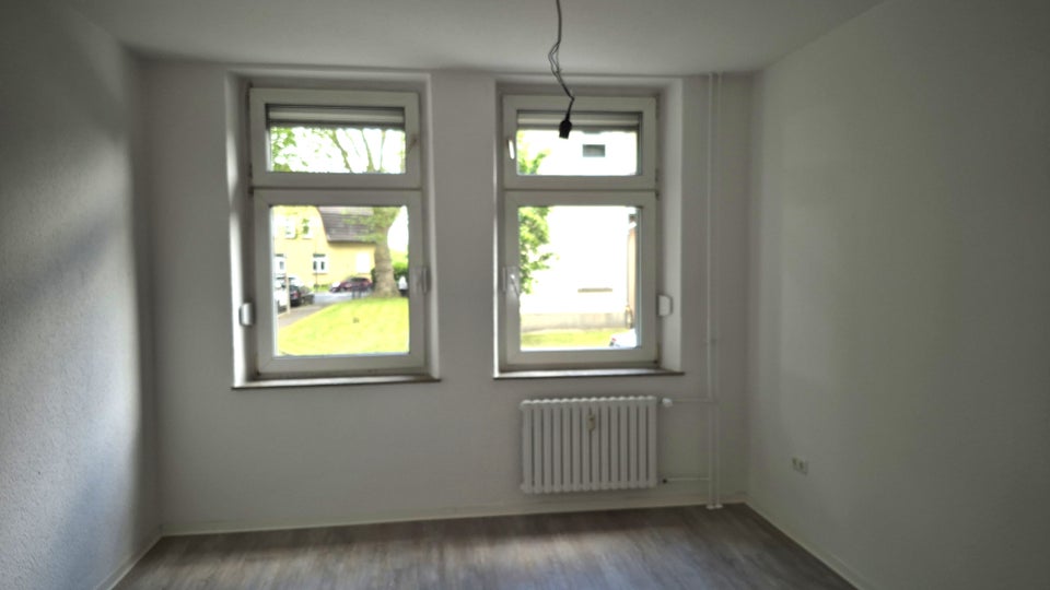 bezugsfertig renovierte 3-Zimmer-Wohnung mit Einfamilienhaus-Charakter und Garten! - Foto 2