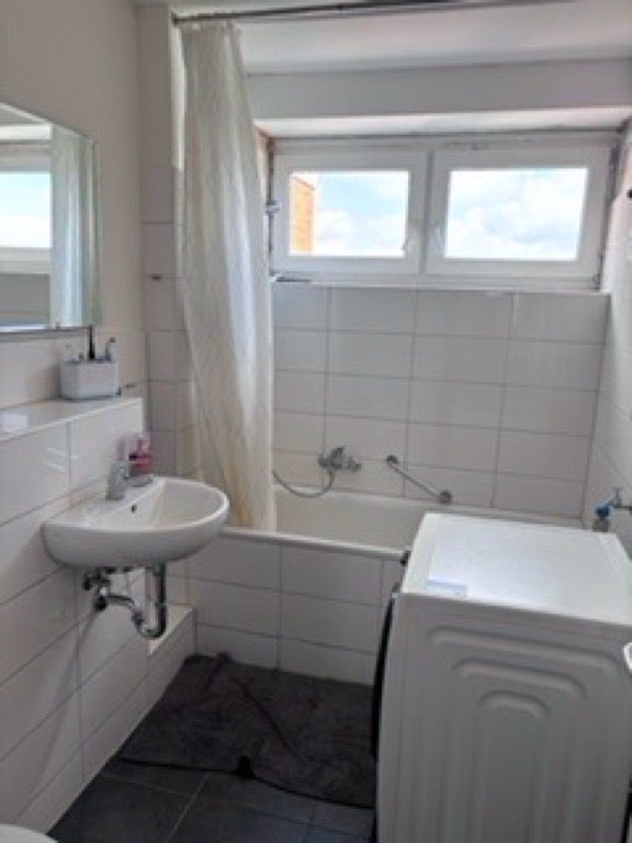 Großzügig geschnittene Wohnung mit Balkon, Vollbad und Gäste WC zu vermieten - Photo 1