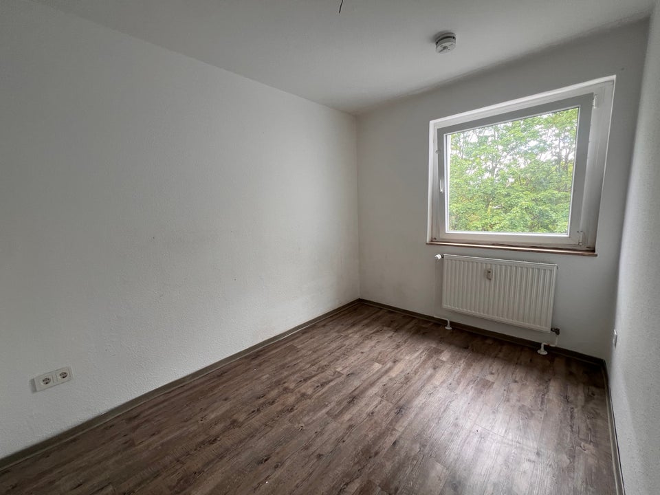4-Zimmer-Wohnung mit Balkon – Aufzug, neue Badezimmergestaltung, Parkmöglichkeit vor dem Haus - Photo 2