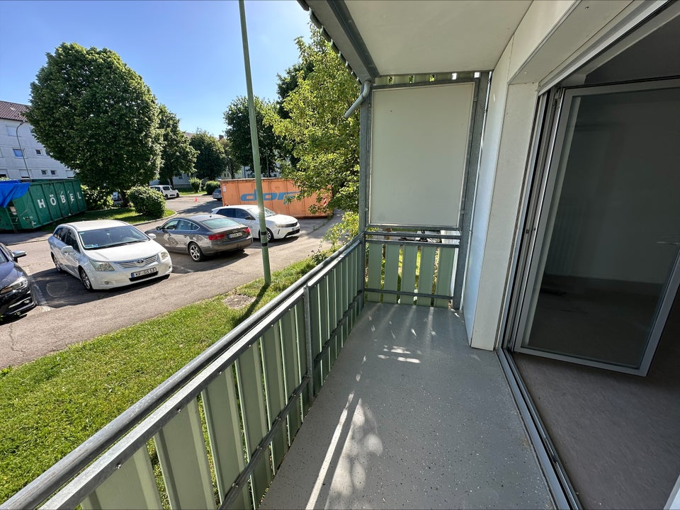 Erdgeschoss / 4,5 Zimmer mit Balkon (frisch saniert) - Foto 1