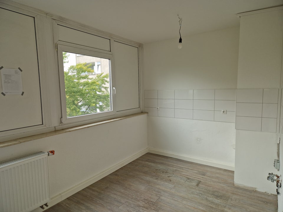 Hier fühlen Sie sich wohl und genießen den Ausblick: renoverte 3-Zimmer-Wohnung mir Balkon! - Foto 1