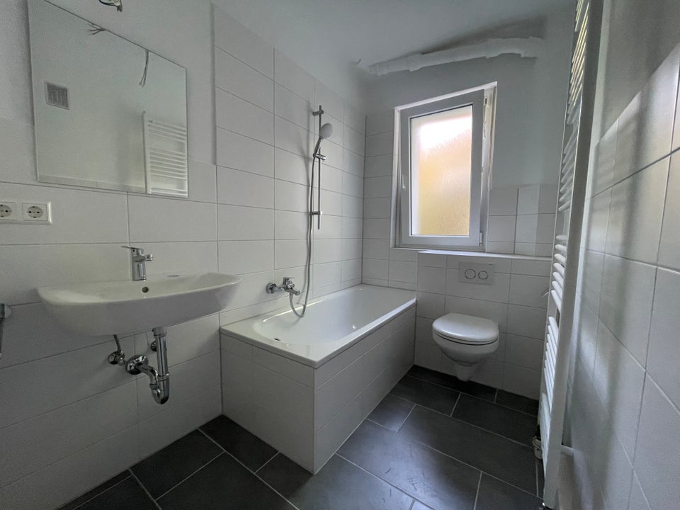 Moderne 3,5-Zimmer-Wohnung mit Balkon in zentraler Lage - Foto 1