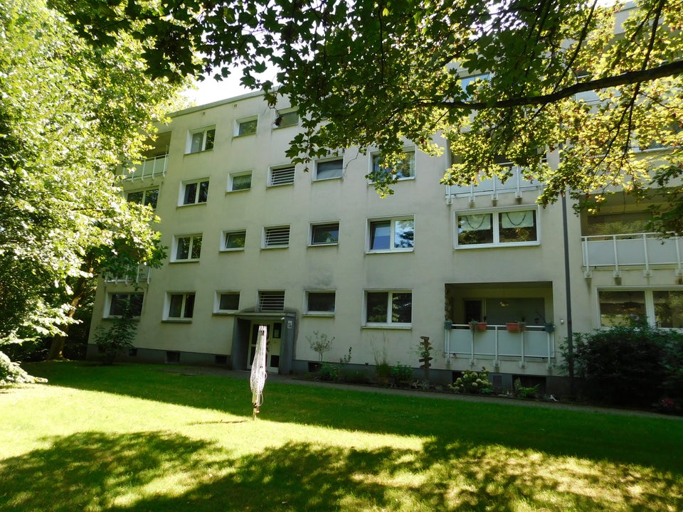 Großes Wohnzimmer, Balkon und Platz für die Familie, was will man mehr !? Vielleicht noch eine Einbauküche, denn diese ist ebenfalls vorhanden! - Photo 3
