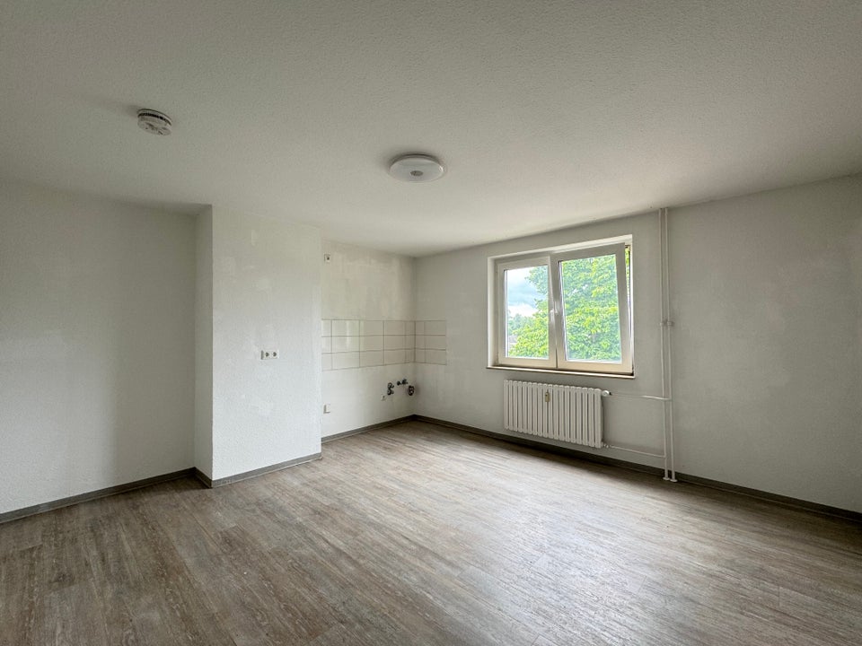 dringend Nachmieter gesucht: zentrale 1-Zi-Wohnung mit Einbauküche + Balkon - Photo 2