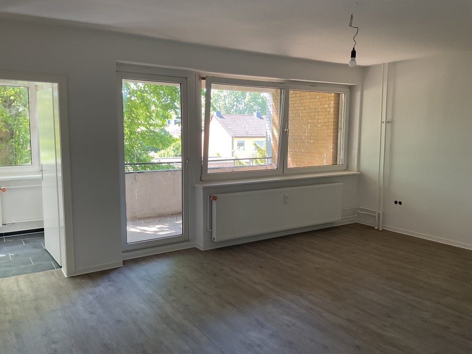Moderne und großzügig geschnittene Familienwohnung kurzfristig verfügbar - Foto 1