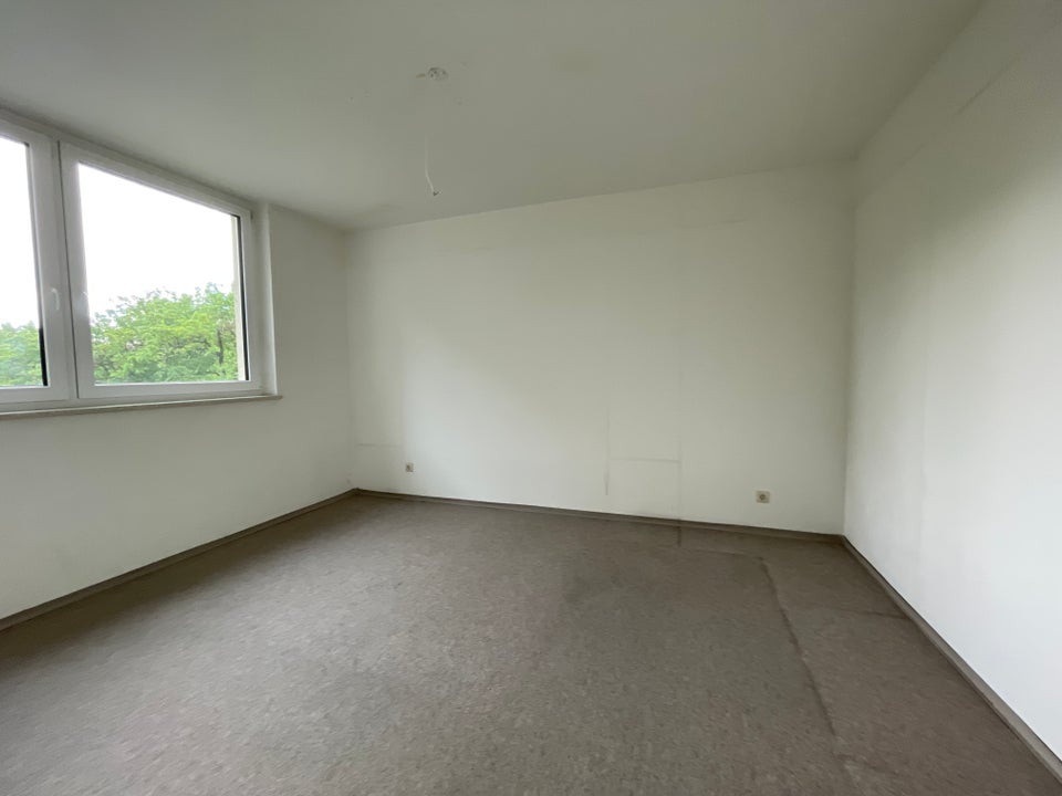 Frisch renoviert: ansprechende 2-Zimmer-Wohnung mit Balkon und Einbauküche - Foto 4