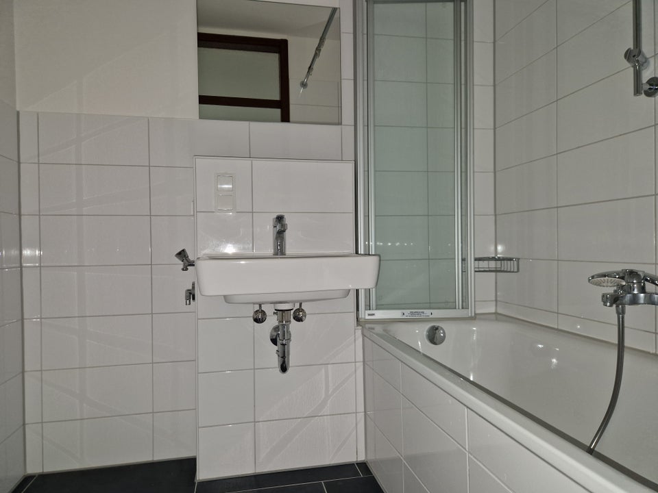 Nette Nachbarn gesucht: renovierte 3-Zi.-Wohnung mit Badewanne und Balkon! - Foto 1