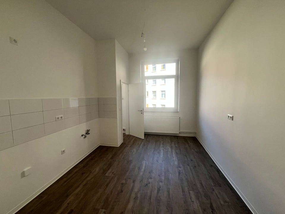 Gut geschnittene 3-Zimmer-Wohnung mit großer Küche in zentraler Lage - Photo 1