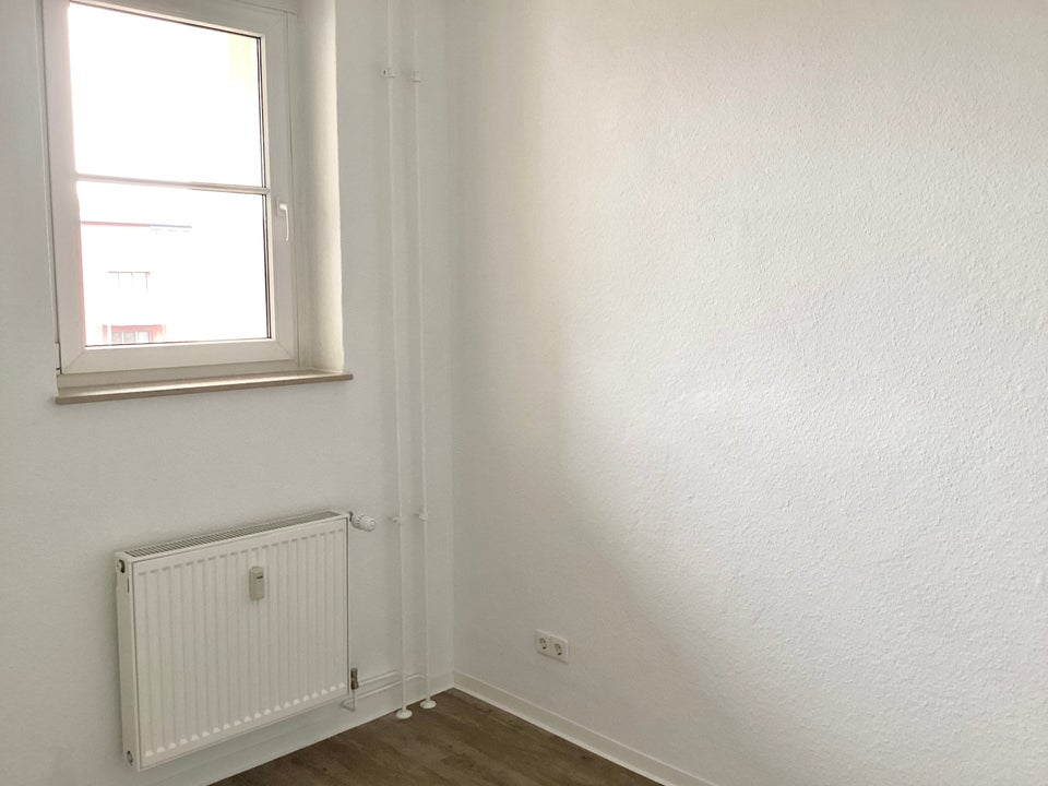 Frisch für Sie saniert - modernes Tageslichtbad mit Wanne! - Foto 5