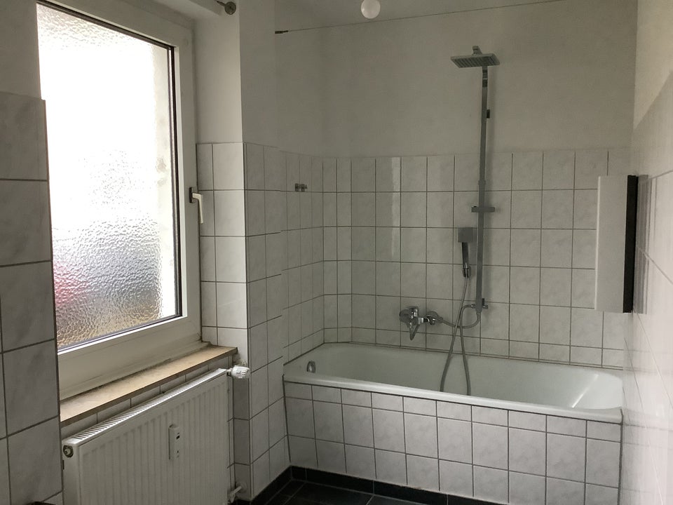 Großzügige Wohnung im Erdgeschoss mit Tageslichtbad! - Photo 2