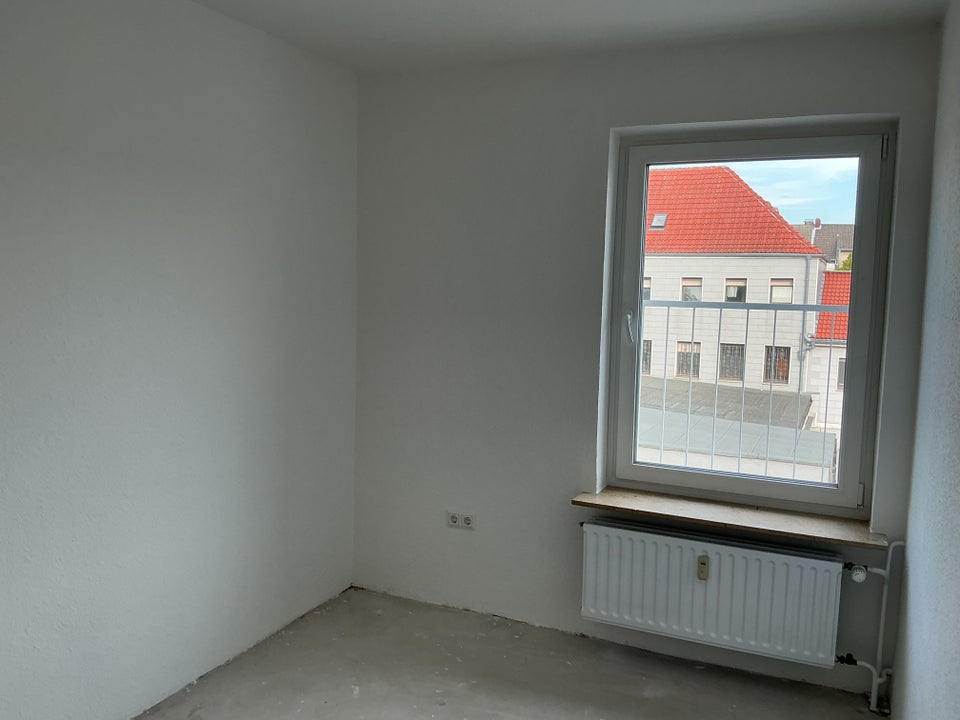 Schöner Wohnen: Teilrenovierte 3-Zimmer-Wohnung mit Balkon - Foto 4