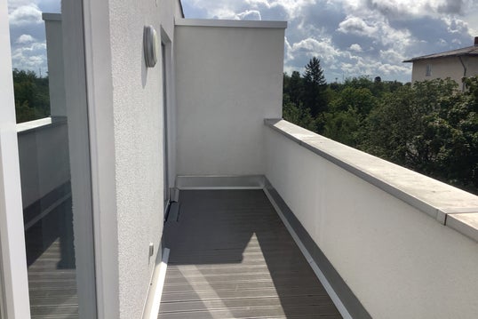 تصویر Moderne Dachgeschosswohnung mit Einbauküche und zwei Dachterrassen in Berlin-Mariendorf