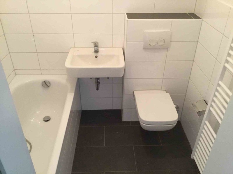 Modernisiertes Haus und bezugsfertiger 2-Zimmer-Wohnung - Photo 2