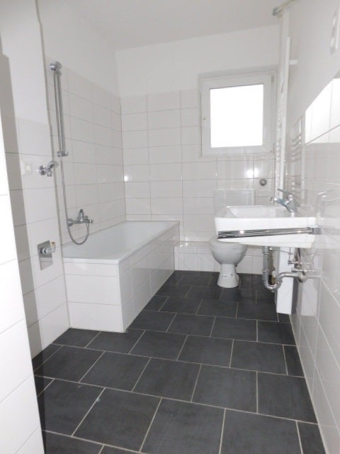 Sehr schöne 3-Zimmerwohnung im 2. OG bezugsfertig mit Vinylboden und Balkon... - Photo 2