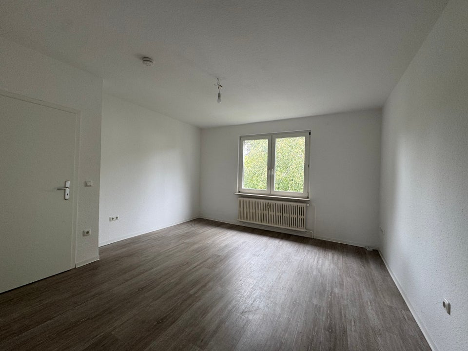 Zentral, preiswert, renoviert & sofort bezugsfertig! Gut geschnittene 2,5 Zimmer-Wohnung - Photo 1