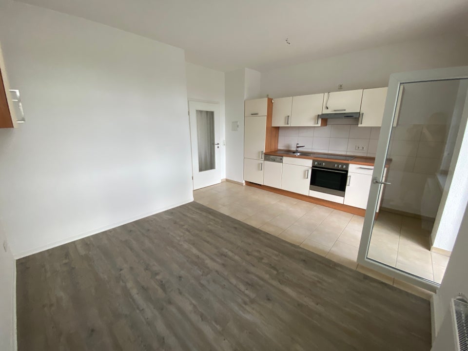 Zweiraumwohnung mit EBK und angrenzendem Ess-/Wohnbereich - Photo 1