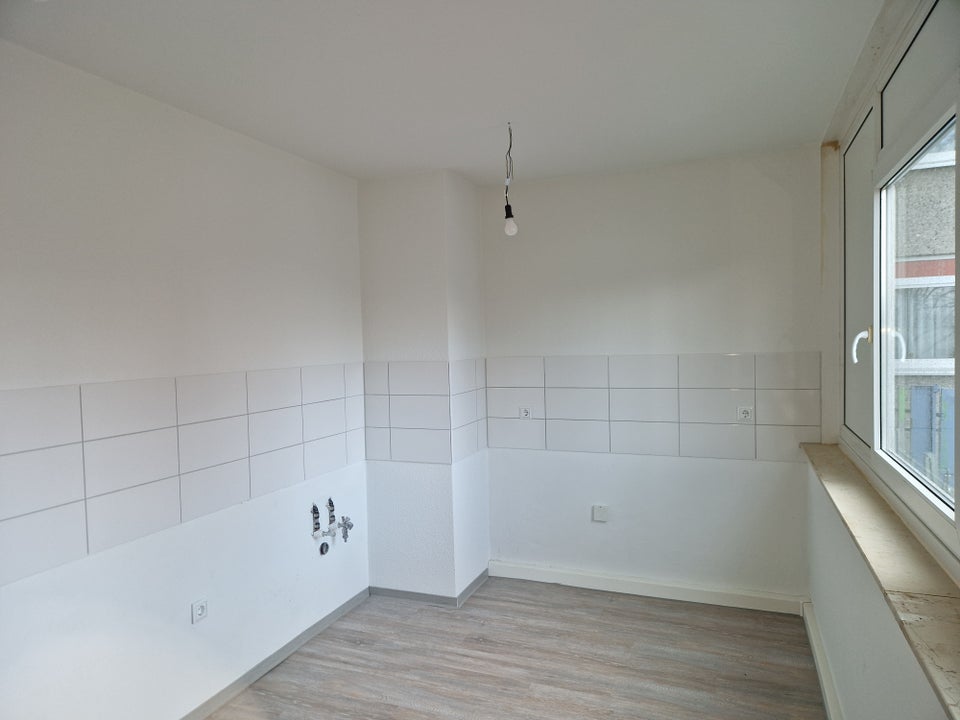 Erstbezug nach erfolgreicher Strangsanierung! komplett renovierte 3-Zimmer-Wohnung - Photo 1