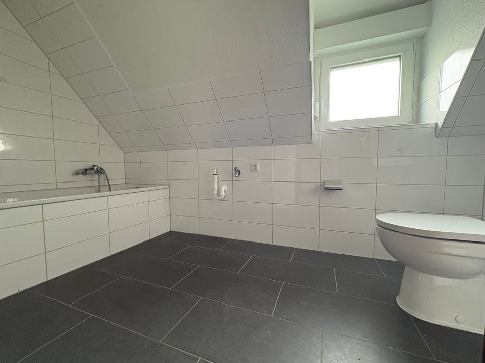 Gemütliche und bezusfertige Dachgeschoss Wohnung in frisch modernisiertem Gebäude! - Foto 2