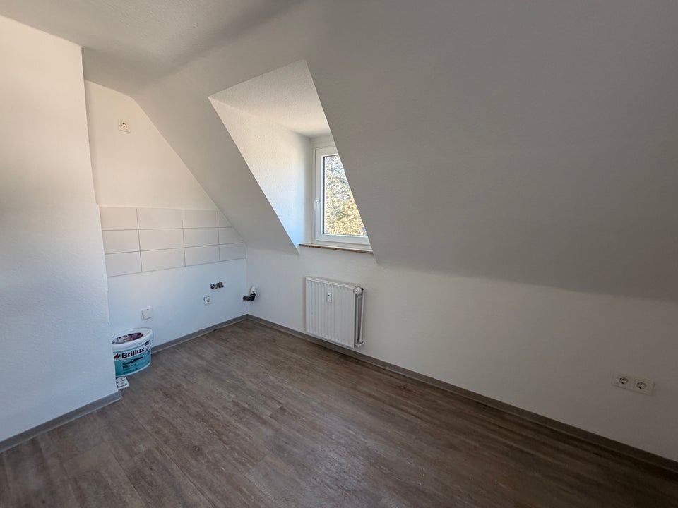 Da kommt man gern Heim. Ansprechende 1,5-Raum-DG-Wohnung - Photo 2
