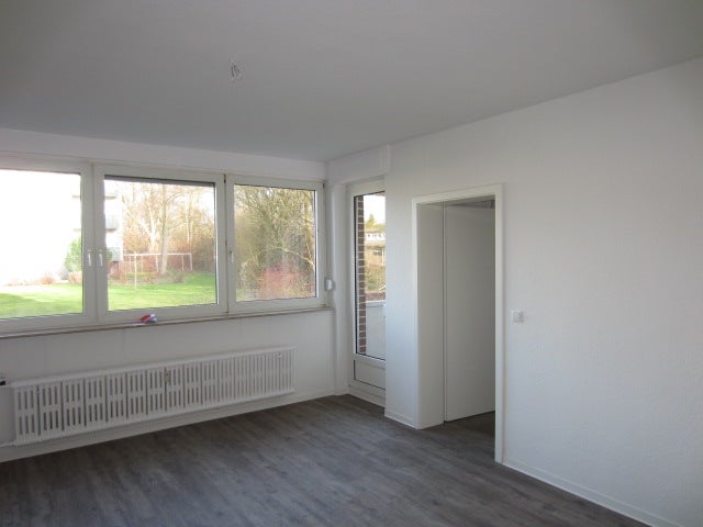 Bezugsfertig renovierte 2-Zimmerwohnung mit Balkon im EG (Hochparterre)! - Photo 1