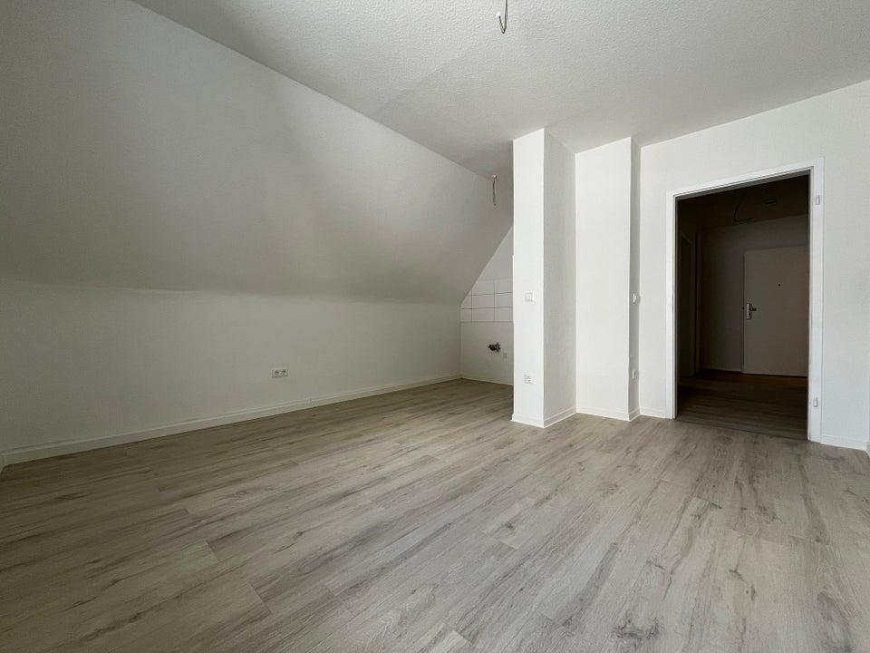 Modernisierte 2,5-Zimmer-Dachgeschosswohnung – hell, gut geschnitten und mit Balkon - Photo 2