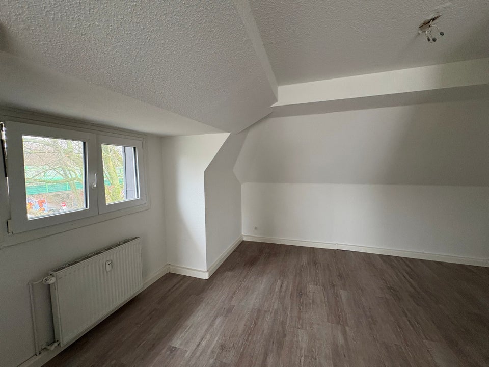 Charmant & modern – Renovierte Dachgeschosswohnung mit sonnigem Balkon - Photo 2