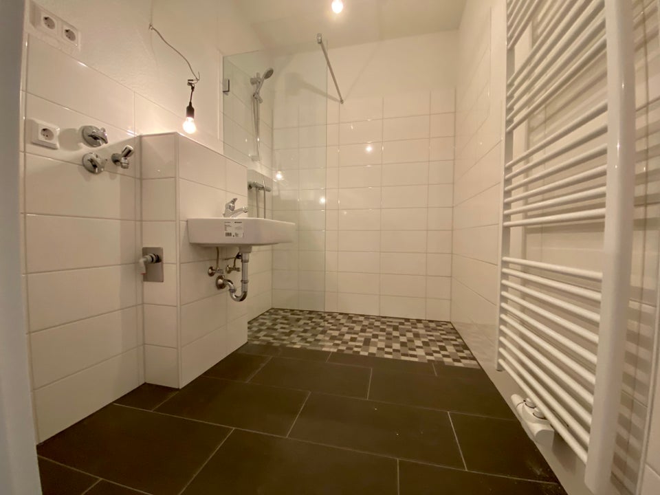 3-Zimmer-Wohnung mit Wand und Bodenbelag in schöner Lage - Photo 5