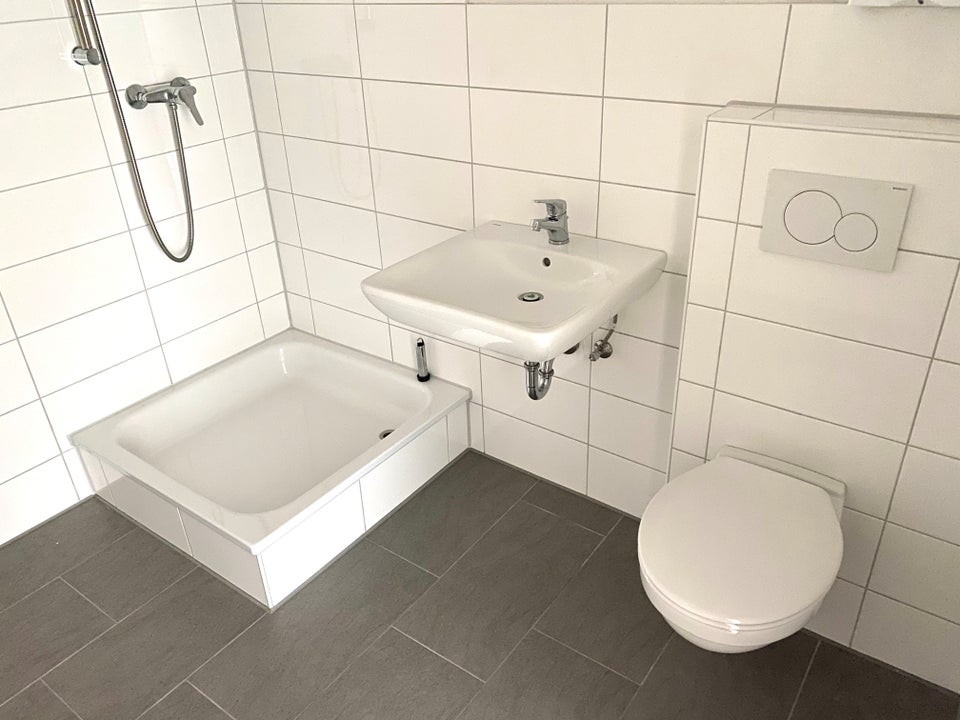 Bezugsfertige 3-Zimmer Wohnung in demnächst frisch modernisiertem Gebäude! - Photo 2