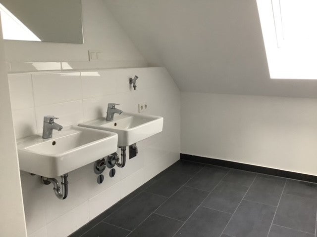 Diese top ausgebaute Dachtraumwohnung wartet auf Sie! - Photo 1