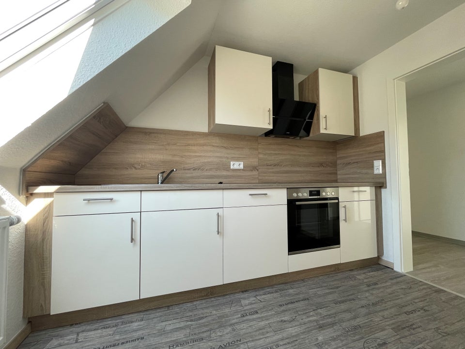 Bezugsfertige 3-Zimmer Wohnung mit EBK im Dachgeschoss - Photo 1