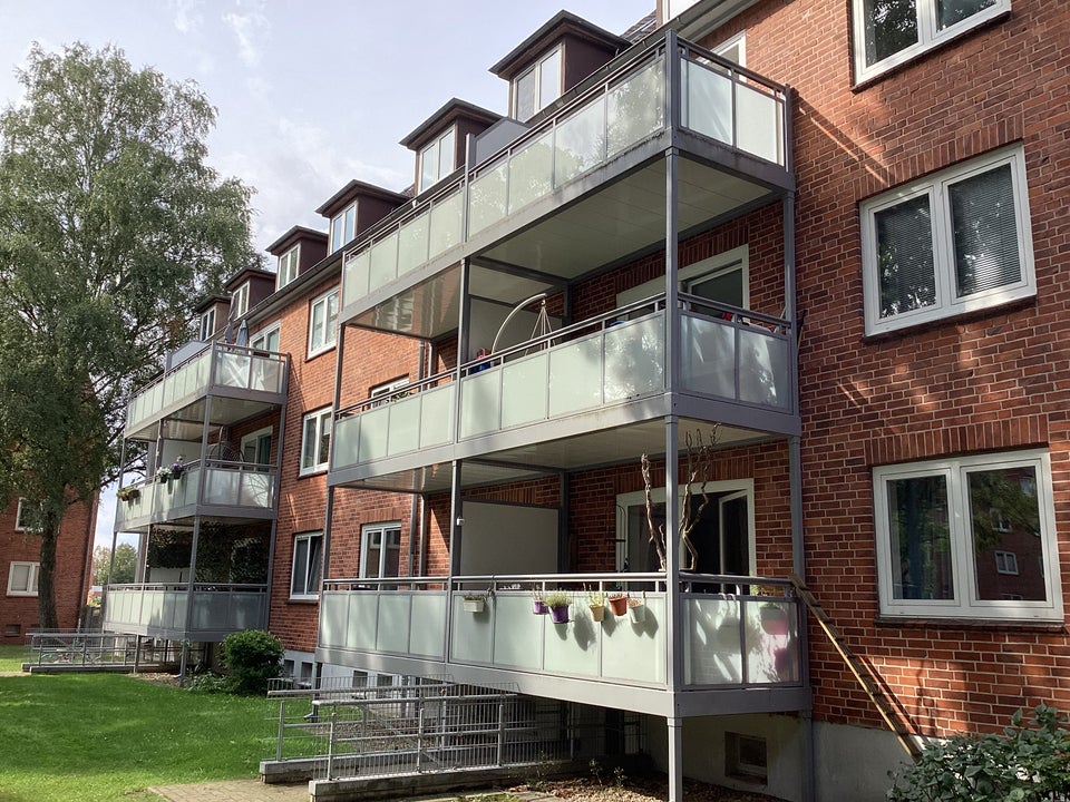 Stop! Sanierte 2,5-Zimmer-Erdgeschoss-Wohnung mit Balkon, sofort anmietbar! - Photo 4