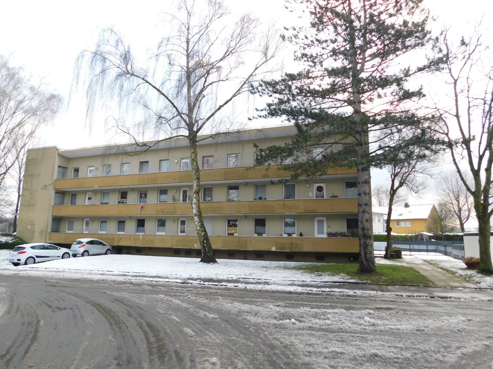 Im Erdgeschoss großzügige Wohnung mit drei Zimmern und Balkon! - Foto 4