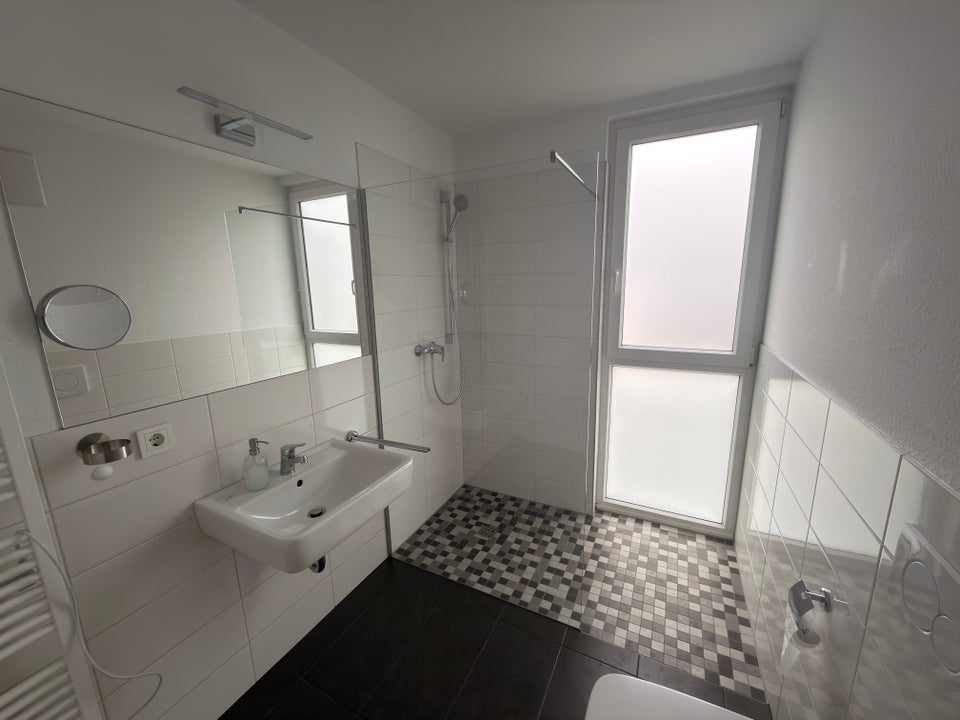 Sehr schöne 2 Zimmer-Wohnung mit offener Küche und Fußbodenheizung! - Photo 2