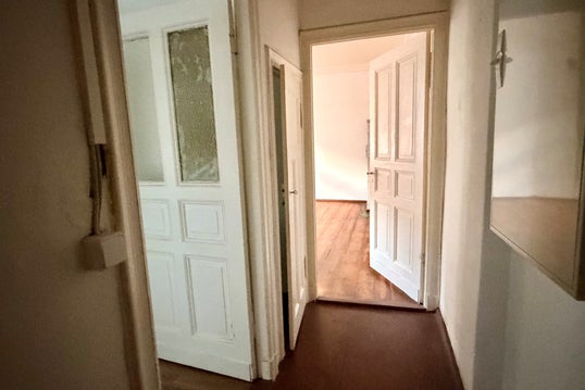 تصویر Günstige 1 Zimmerwohnung mit Ofenheizung im Sprengelkiez