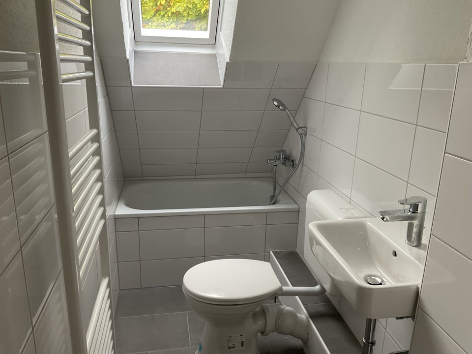 Die gefällt mir: günstige 2-Zimmer-Dachgeschosswohnung - Photo 2