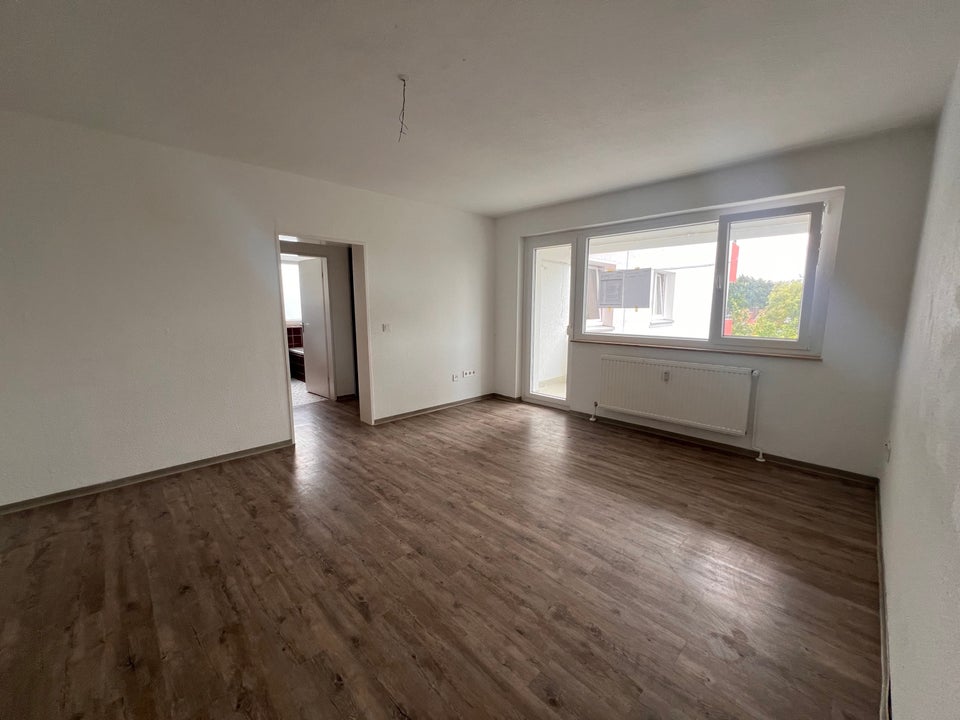 4-Zimmer-Wohnung mit Balkon – Aufzug, neue Badezimmergestaltung, Parkmöglichkeit vor dem Haus - Photo 1
