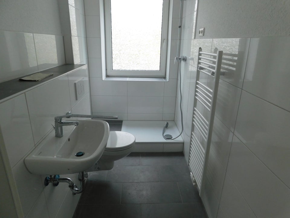 Leicht einzugsbereite großzügige 2-Zimmer-Wohnung mit ordentlich Platz und tollem Blick ins Grün! - Foto 2