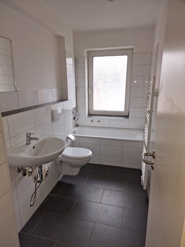 Schöne Wohnung sucht Mieter: Sanierte 2-Zimmer-Wohnung - Foto 1