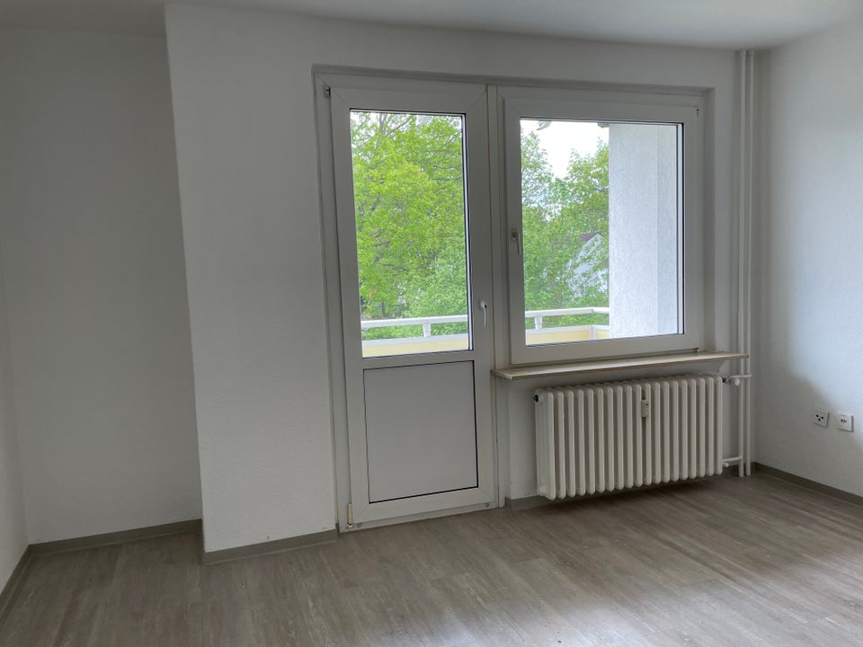 Schöner wohnen und sparen: nette 2-Raum-Wohnung im Erdgeschoss mit Balkon - Photo 1