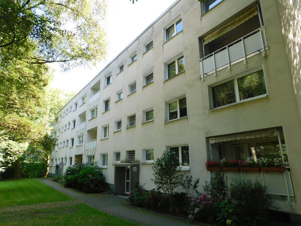 Großes Wohnzimmer, Balkon und Platz für die Familie, was will man mehr !? Vielleicht noch eine Einbauküche, denn diese ist ebenfalls vorhanden! - Photo 2