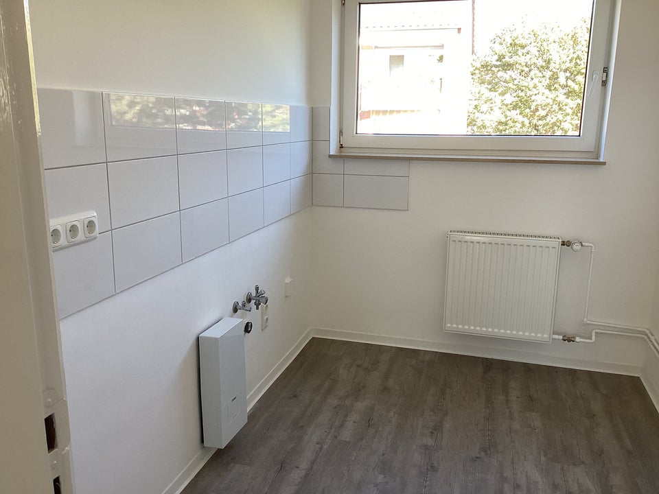 Schön gelegene und sanierte 2,5-Zimmer-Wohnung mit Balkon, sofort anmietbar! - Photo 1
