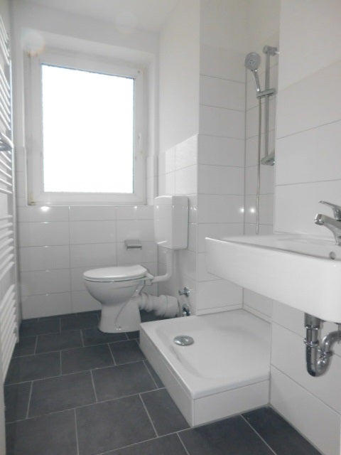 Einziehen und Wohlfühlen - großzügige 2-Zimmer-Wohnung mit Wohnküche und neuem Laminatboden... - Foto 2