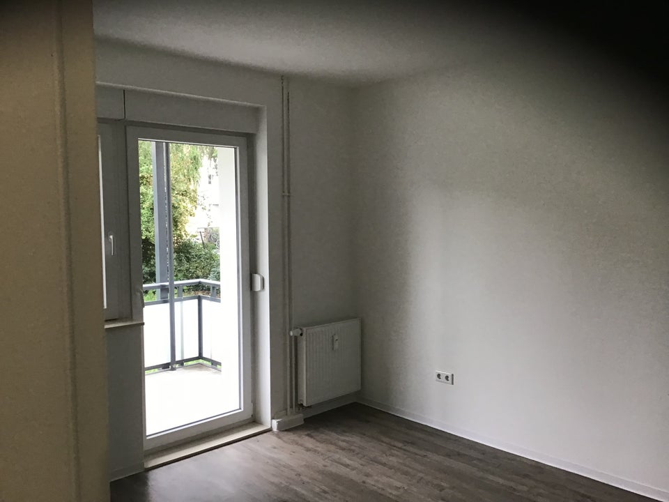 Schöner Wohnen: günstig geschnittene 2,5-Zimmer-Wohnung mit Balkon sucht Sie! - Photo 3
