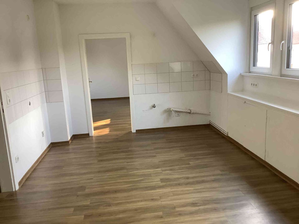 Schöne Dachgeschosswohnung in energetisch saniertem Haus! - Foto 1